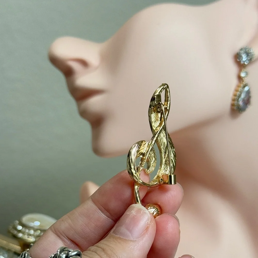 ⚜️ Melodiè Chic Gold Treble Clef Brooch